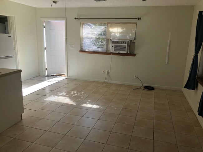 Building Photo - 2037 Linden Rd Unit 2037linden rd A