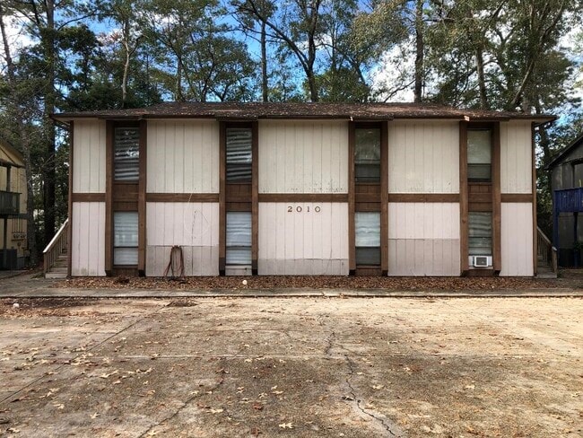 Building Photo - 2010 Bradford Ct