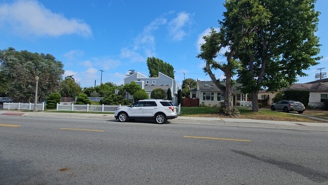 Photo - 6600 W 83rd St