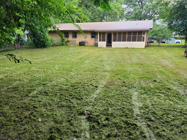 Large fenced in back yard - 105 Valencia Cir