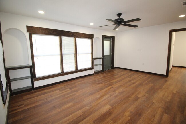 Photo - 1015 W Kuykendall St