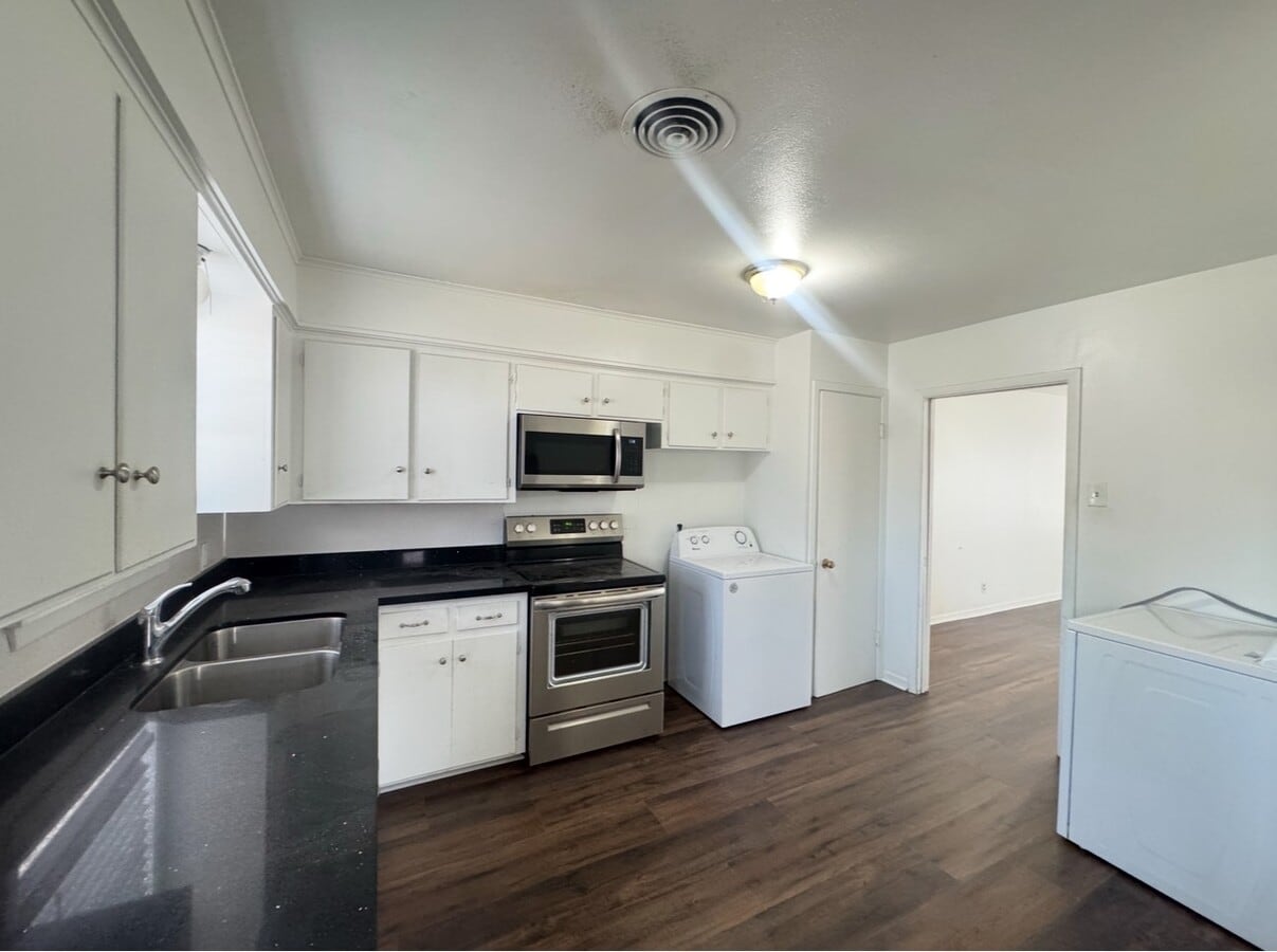 Photo - 405 Botts St