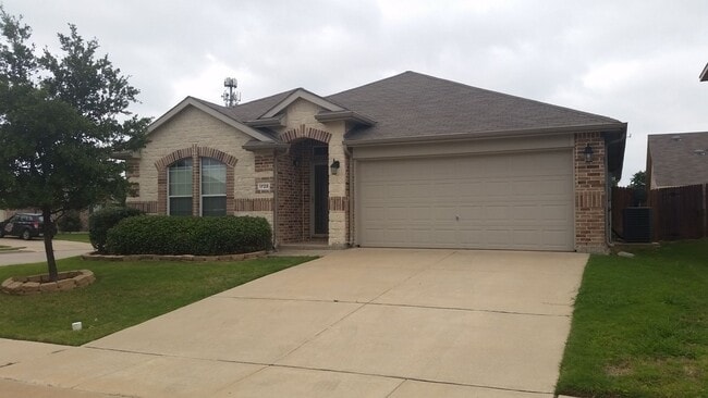 Spacious 4 Bedroom in Eagle Mountain ISD - Spacious 4 Bedroom in Eagle Mountain ISD House