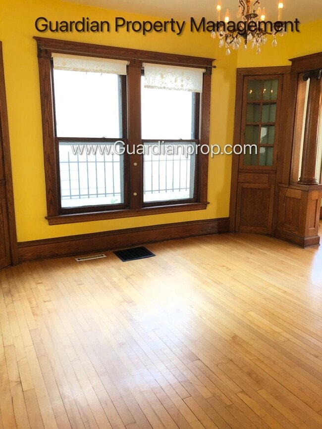 Building Photo - Northeast Minneapolis SFH, Hardwood Floors, 1.25 Baths, W/D, 1 Parking Space