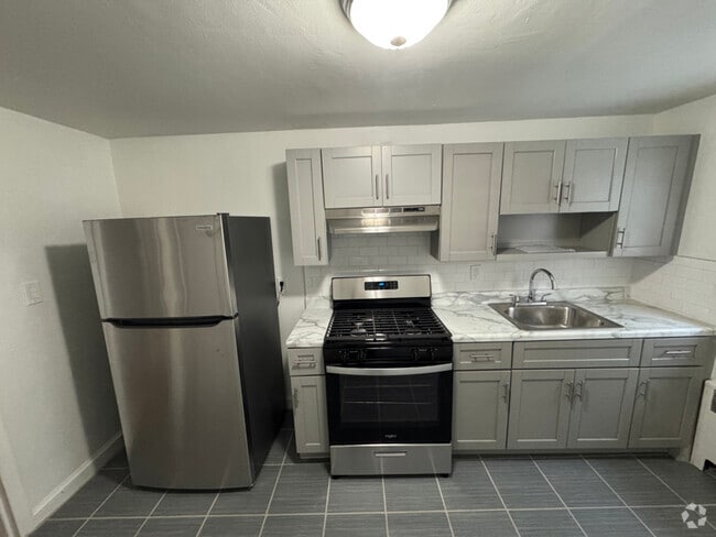 Building Photo - 2 W Oakland Ave Rental