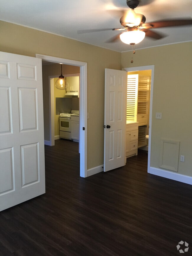 Building Photo - 2241 W Pensacola St Unit 68 Rental