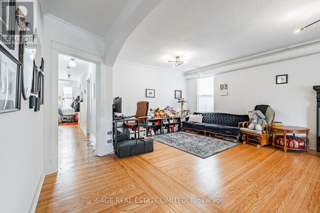 Photo - 459 Aberdeen Ave