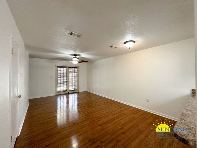 Photo - Charming 2 Bedroom Townhouse Located in FWB!