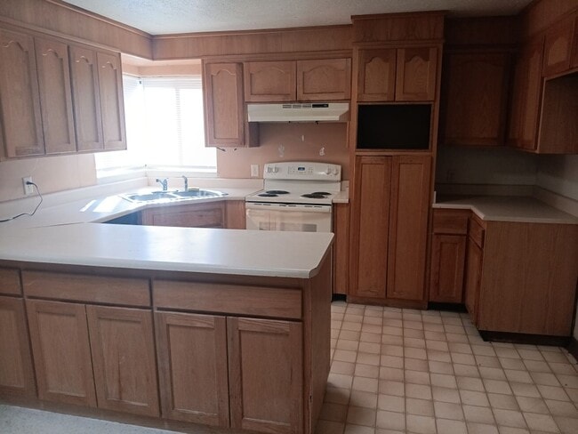 Photo - 3 Bedroom, 2 Bathroom Home! Schedule a Showing Soon!