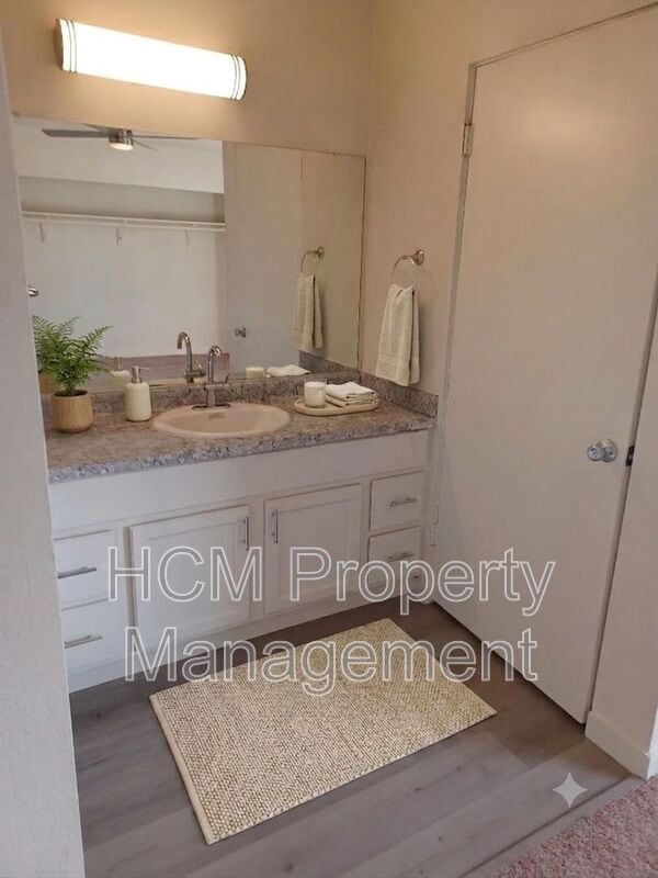 Photo - 10237 Fernglen Ave