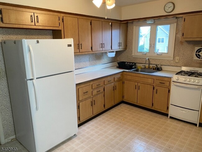 Photo - 172 Kanouse St