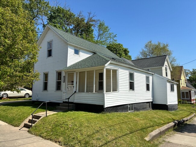 Building Photo - 928 Baxter St SE