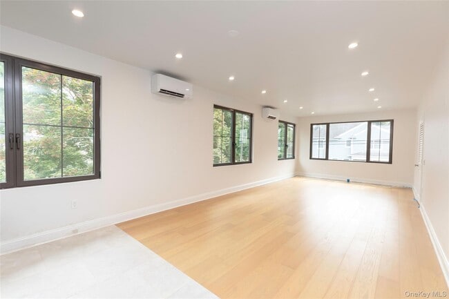 Building Photo - 31 Maple St Unit 2