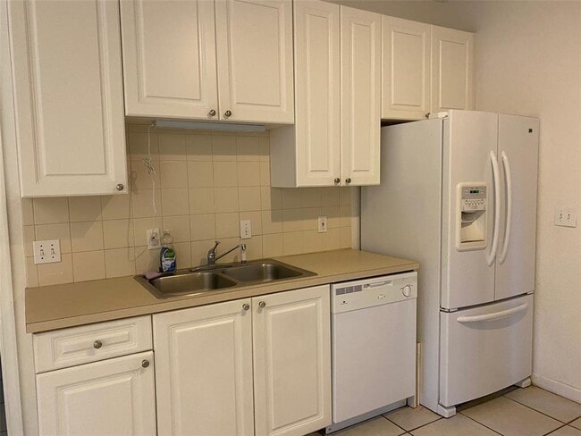 Building Photo - 4950 Washington St Unit 12-4 Rental