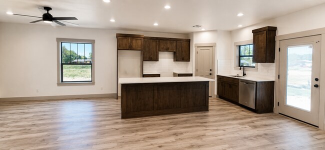Building Photo - 654 3511 Unit #2