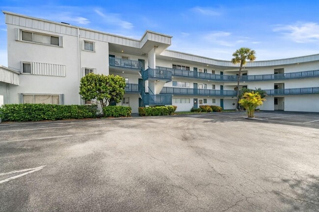 Building Photo - 200 Waterway Dr S Unit 202