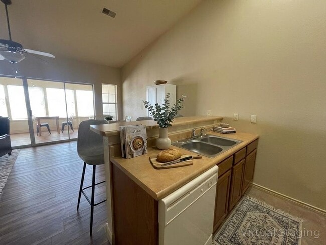 Building Photo - Beautifully Furnished One bedroom, One bath in Branson, Mo. with a View from the Sunroom