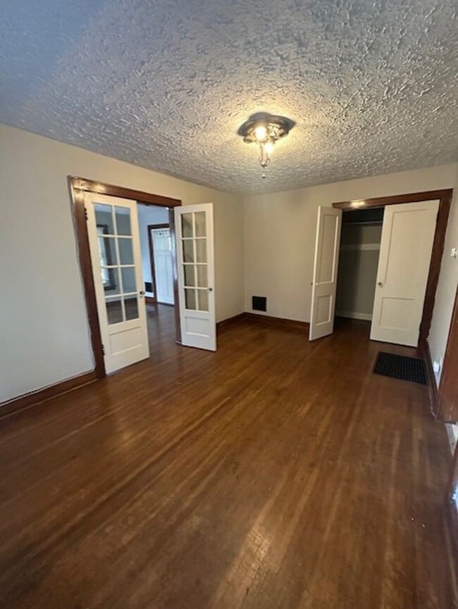 Photo - Large Grandview 1 Bedroom. Unit 1164-C