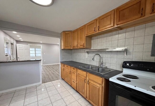 Photo - 5607 Polk St