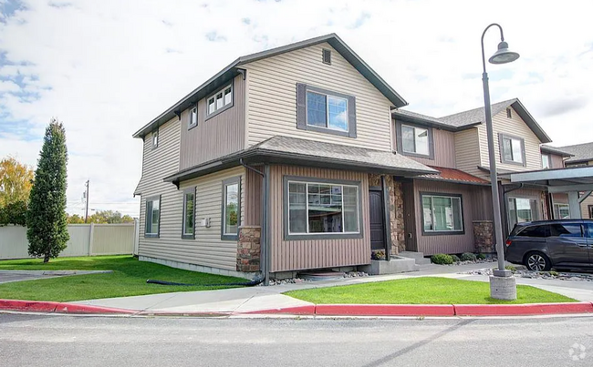 Building Photo - 4 bed 2.5 bath townhome in Rexburg