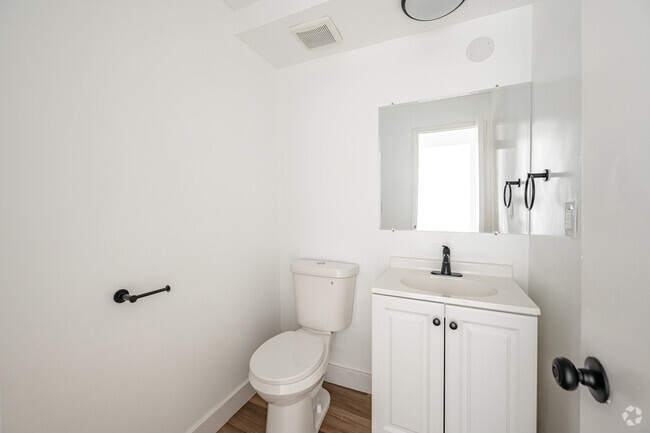 2BR, 1.5BA - 900SF - Secondary Bathroom