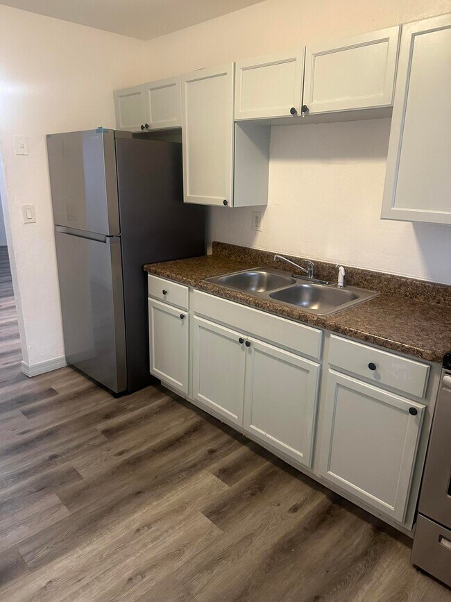Photo - 555 W 6th St Unit 2