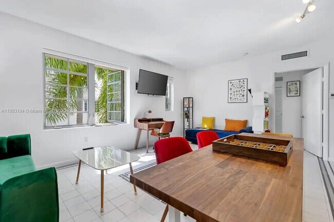 Building Photo - 435 21st St Unit 311