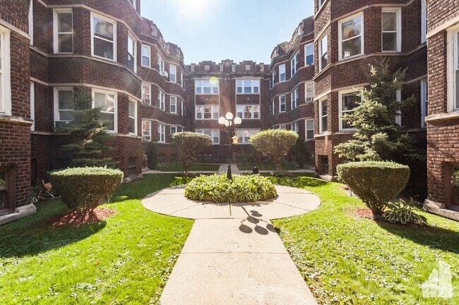 Building Photo - 813 W Cornelia Ave Unit 2S Rental