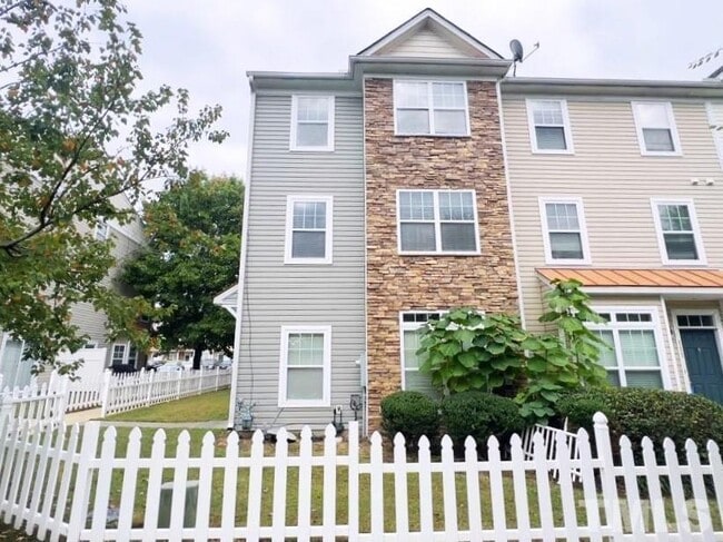 Building Photo - End Unit Townhome for Rent