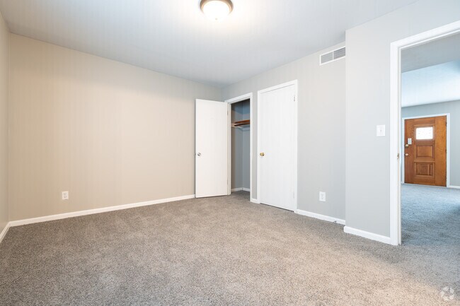 1BR, 1BA - 700SF - Primary Bedroom