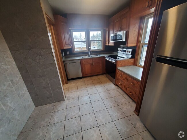 Building Photo - 2 Bedroom, 1 Bathroom home with detached g...