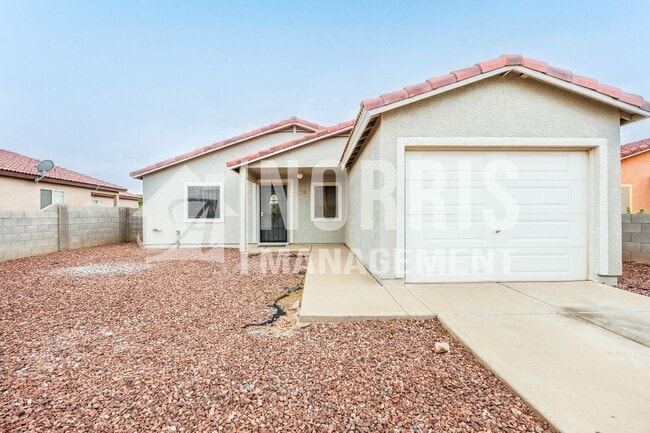 Building Photo - Great Location Off The Freeway