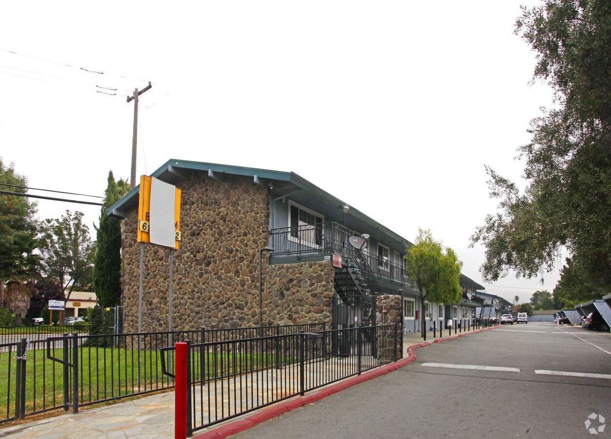 Photo - 590-594 N King Rd Apartments