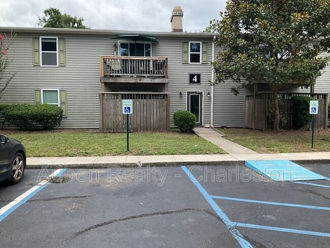 Building Photo - 1402 Camp Rd Unit Apt 4C