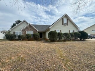 Quiet neighborhood situated on .75 of an acre. Experience all that nature has to offer. - 105 Mills Lndg (Covington, GA)