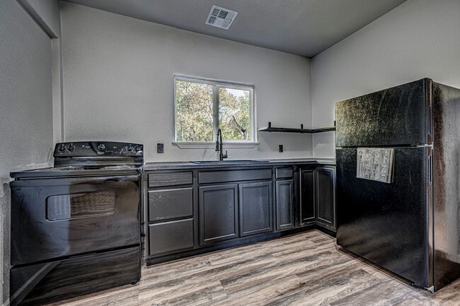 Photo - 731/735 8th Yellow Duplex Unidad 735 8th LEFT