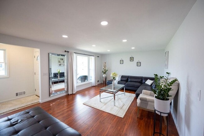 Photo - Amazing 3 Bedroom and 2 Full Bath Home For Rent in Greece Available Now.