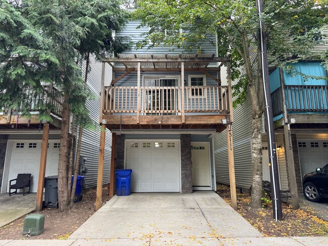 Building Photo - Bright Multi-Level Home with Spacious Kitc...