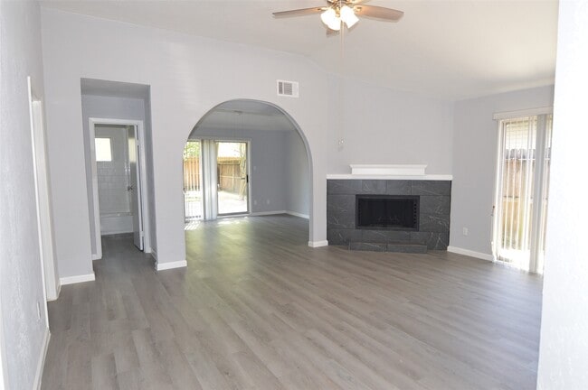 Photo - 5214 Beaverhill Dr House