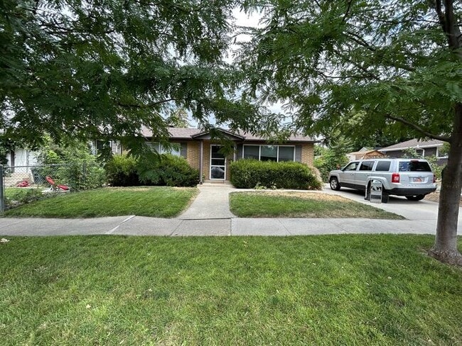 Building Photo - 909 Browning Ave Unit C