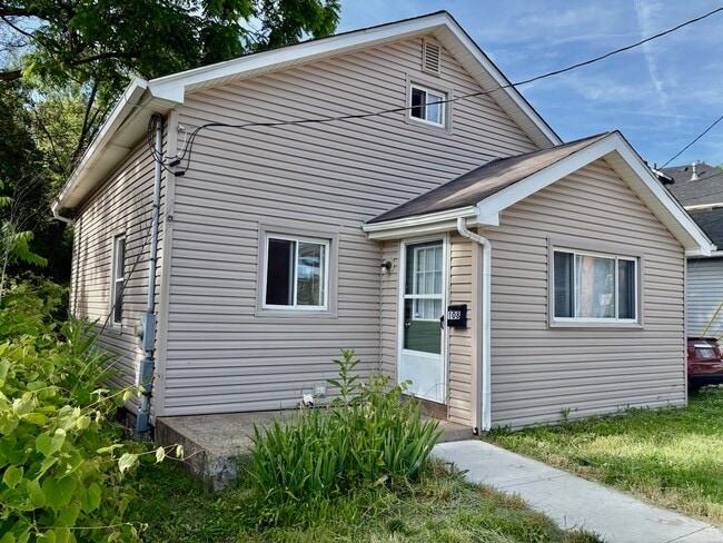 Building Photo - 108 River St