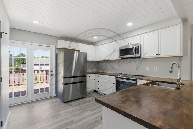 Building Photo - **SPRING SPECIAL: FIRST FULL MONTH FREE Three Bedroom home in Clarksville with Basement!