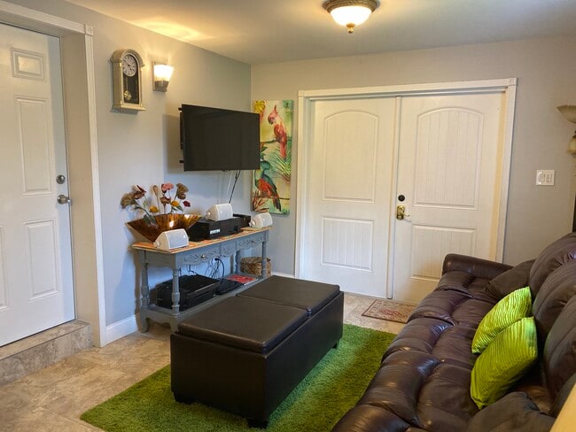 Puerta principal - 493 Castle Dr