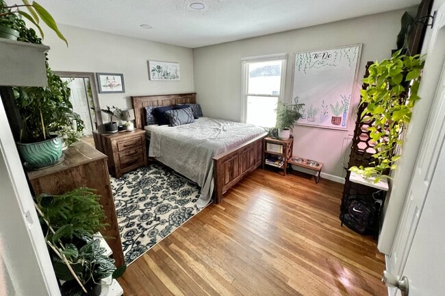 Photo - 309 W 6th St