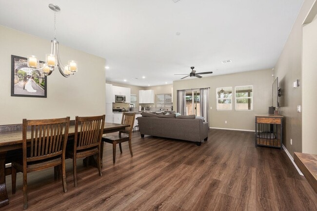 Photo - 475 Camellia Way