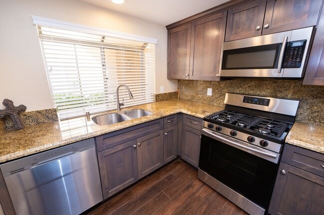 2BR/2.5BA Townhome with garage - READY NOW! - 2BR/2.5BA Townhome with garage - READY NOW!