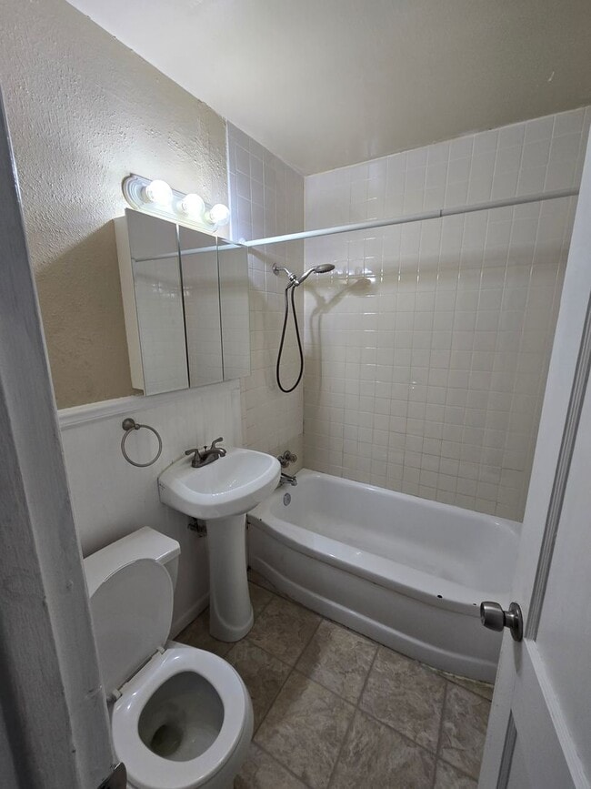 Photo - Great location 3 bed 1 bath with appliances!