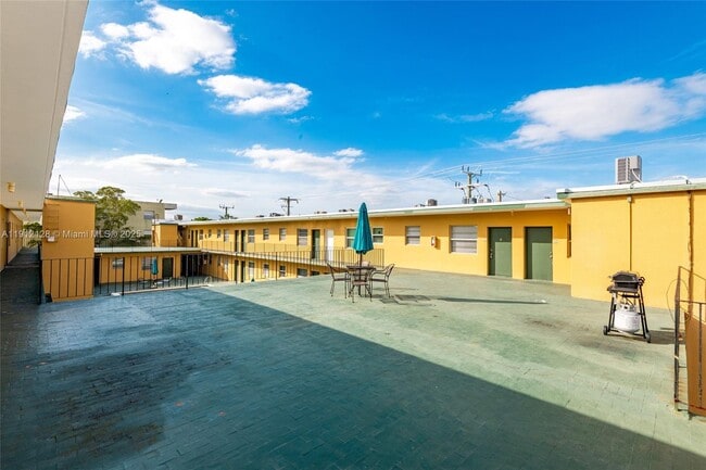 Photo - 1975 NE 135th St Unidad 3B