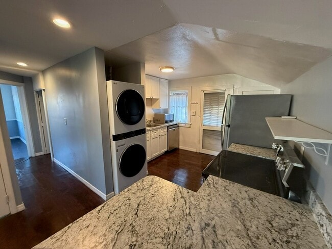 Building Photo - Broadway Unit 5