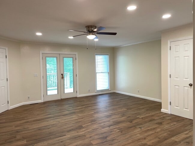 Building Photo - 306 Leisure Ct